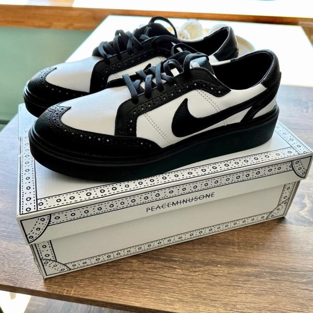 Nike Men's Black and White Low-Top Sneakers